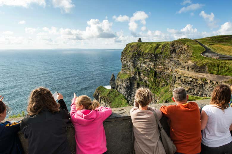 Contemplando le scogliere di Moher