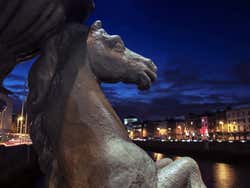 Statua sulla riva del fiume Liffey