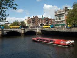 Percorrendo il fiume Liffey in barca