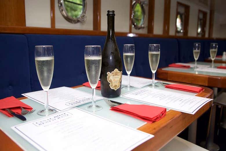 Cenando a bordo della nave